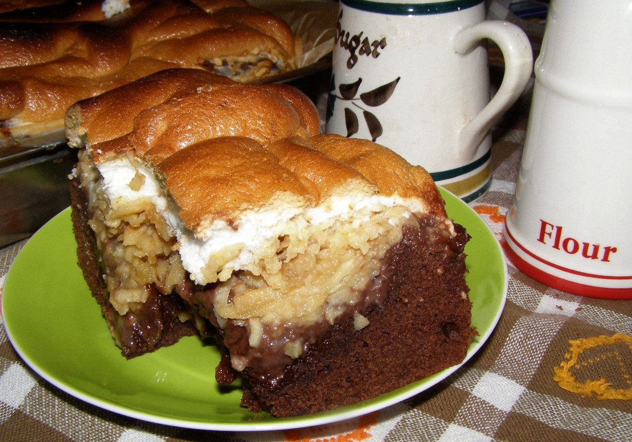 pyszne ciasto czekoladowe z jabłkami i pianką... foto
