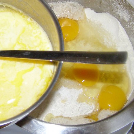 Krok 2 - pyszne ciasto drożdżowe z cynamonem, aronią, śliwkami, jabłkami... foto