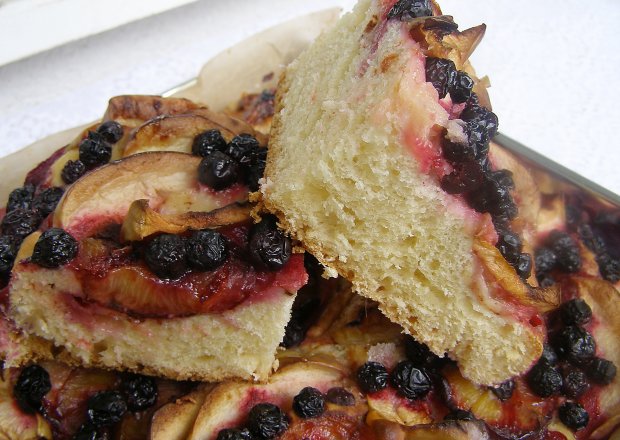 Fotografia przedstawiająca pyszne ciasto drożdżowe z cynamonem, aronią, śliwkami, jabłkami...