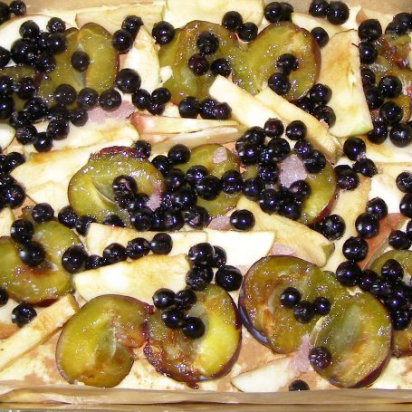 Krok 4 - pyszne ciasto drożdżowe z cynamonem, aronią, śliwkami, jabłkami... foto