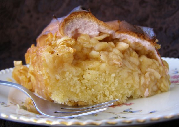 Fotografia przedstawiająca pyszne ciasto jabłkowe z pianką ...