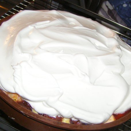Krok 6 - pyszne ciasto mocno owocowe z pianką bezową... foto