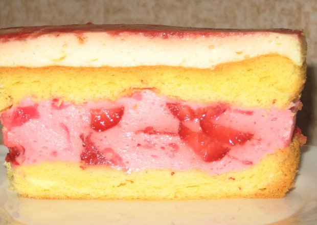 Fotografia przedstawiająca Pyszne ciasto truskawkowe