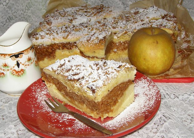 Fotografia przedstawiająca pyszne ciasto ucierane z jabłkami budyniowymi i posypką orzechową...