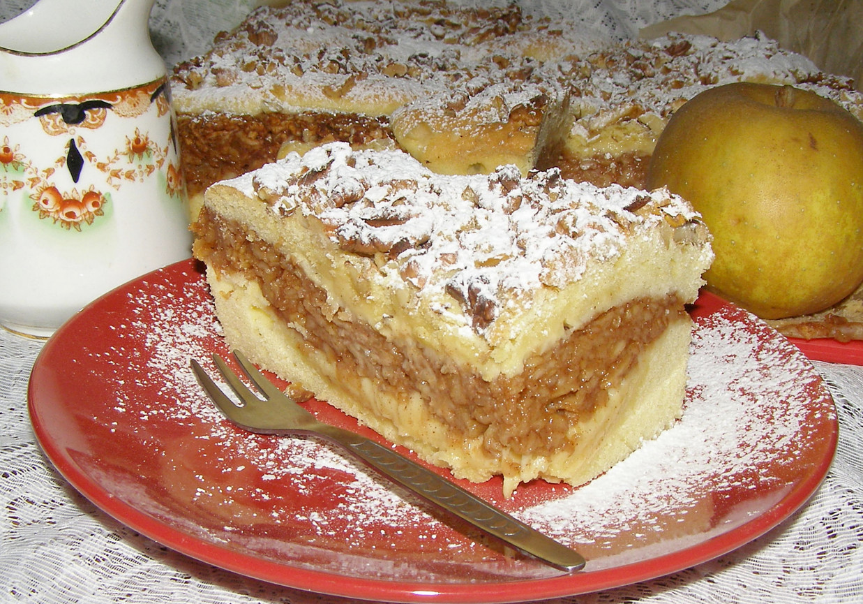 pyszne ciasto ucierane z jabłkami budyniowymi i posypką orzechową... foto