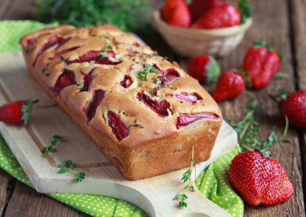 Fotografia przedstawiająca Pyszne ciasto ucierane z truskawkami