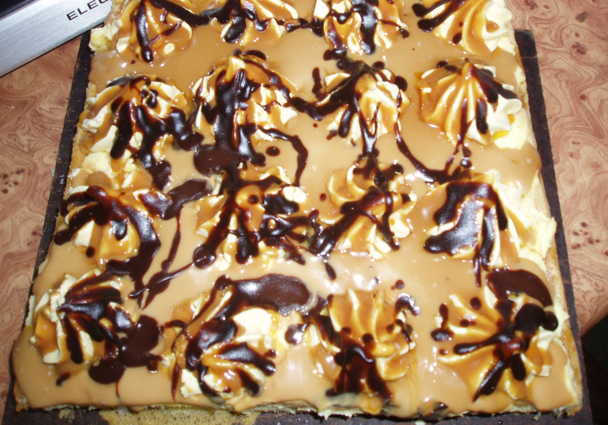 PYSZNE CIASTO Z BEZAMI I KRÓWKĄ foto