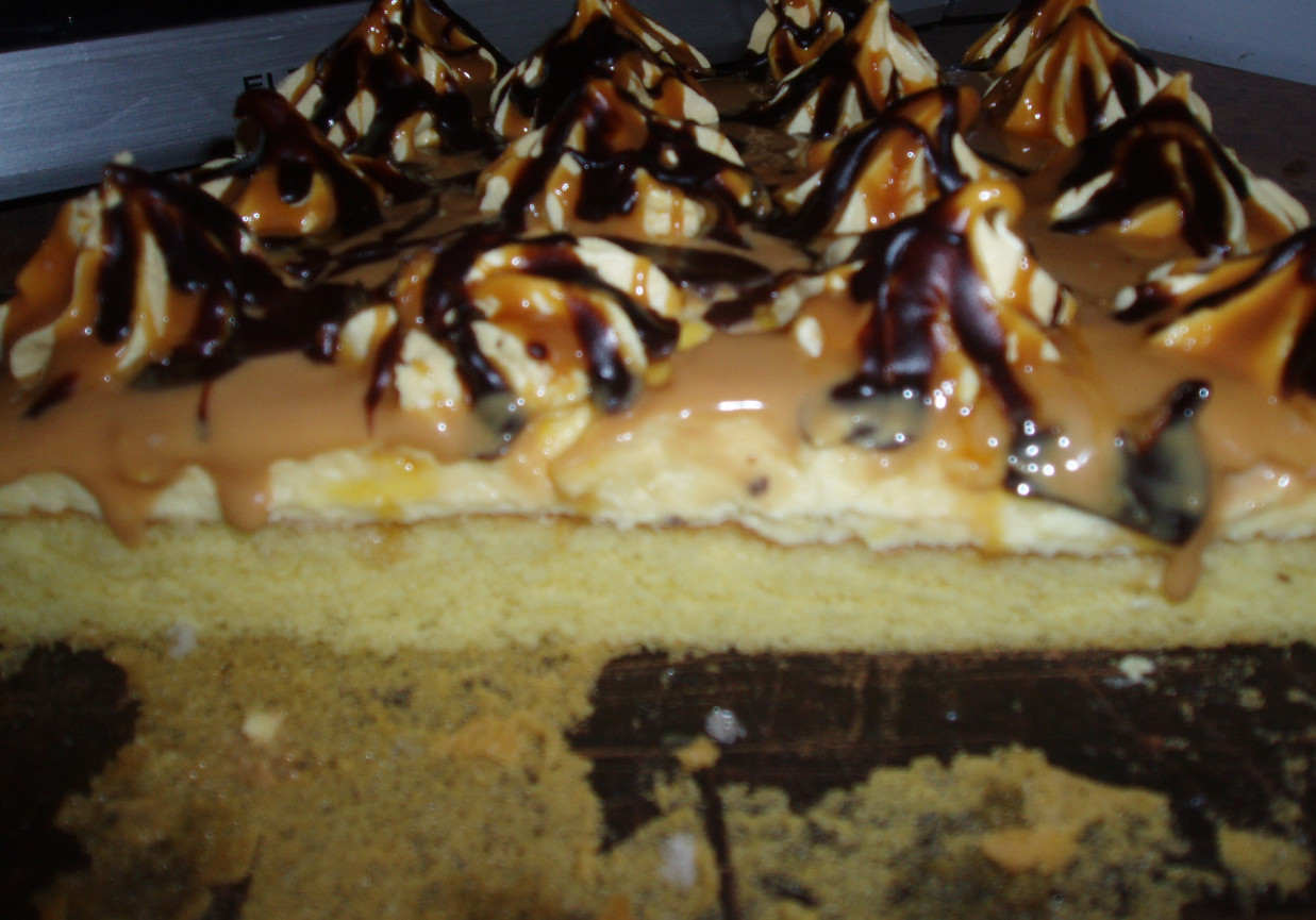 PYSZNE CIASTO Z BEZAMI I KRÓWKĄ foto