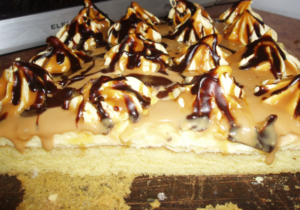 PYSZNE CIASTO Z BEZAMI I KRÓWKĄ foto