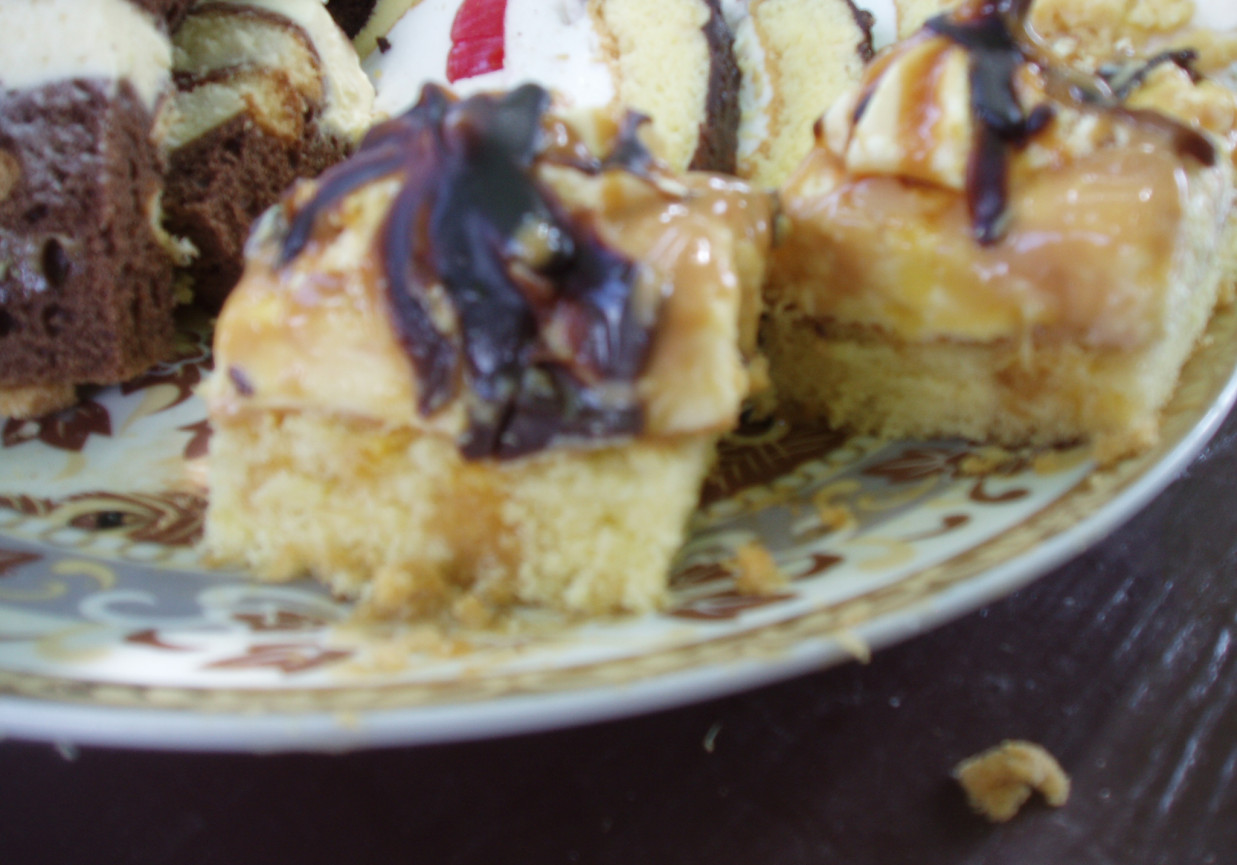 PYSZNE CIASTO Z BEZAMI I KRÓWKĄ foto