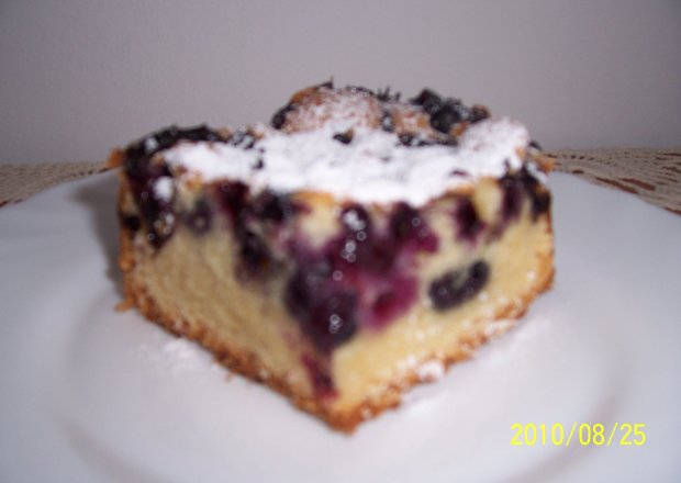 Fotografia przedstawiająca pyszne ciasto z borówkami