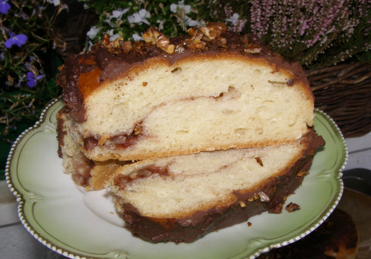 Pyszne ciasto z dżemem i orzechami drożdżowe foto