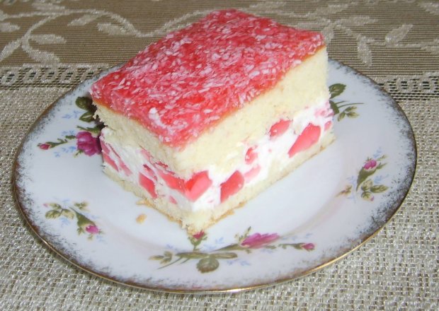 Fotografia przedstawiająca Pyszne ciasto z galaretką