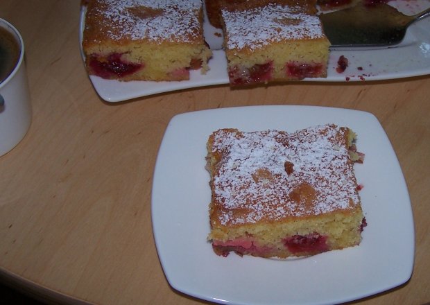 Fotografia przedstawiająca Pyszne ciasto ze sliwkami