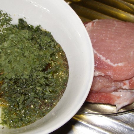 Krok 1 - Grillowane schabowe z czosnkiem niedźwiedzim foto