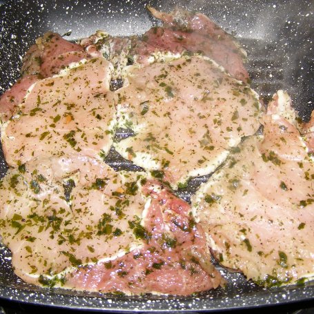 Krok 2 - Grillowane schabowe z czosnkiem niedźwiedzim foto