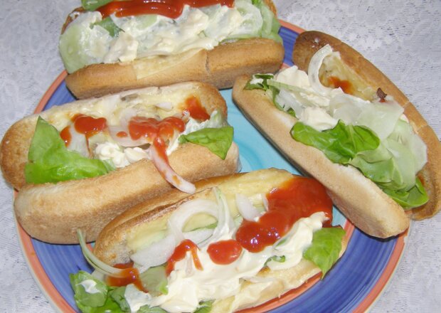 Fotografia przedstawiająca Pyszne hot dogi z kiełbaskami, pieczarkami