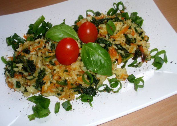 Fotografia przedstawiająca Pyszne i szybkie danie czyli ryż jarmuż i marchewka