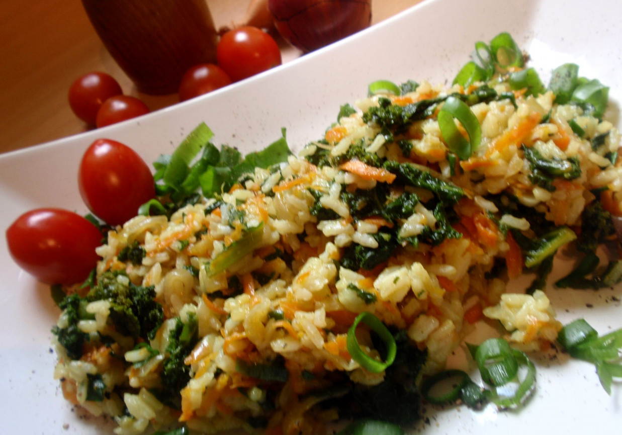 Pyszne i szybkie danie czyli ryż jarmuż i marchewka foto