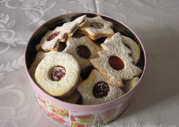 Fotografia przedstawiająca Pyszne kruche ciasteczka z powidłem truskawkowym