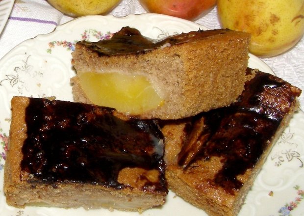 Fotografia przedstawiająca Pyszne, łatwe, szybkie piernikowe ciasto z gruszkami