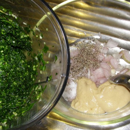 Krok 3 - pyszne matiasy w pesto pietruszkowo-czosnkowym z musztardą i... foto