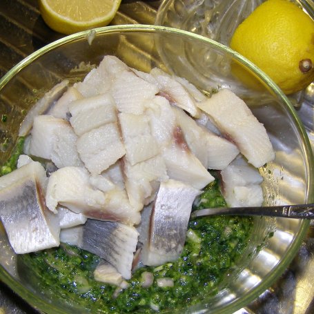 Krok 4 - pyszne matiasy w pesto pietruszkowo-czosnkowym z musztardą i... foto