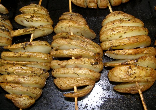 Fotografia przedstawiająca pyszne pieczone ziemniaki spiralki w piekarniku...