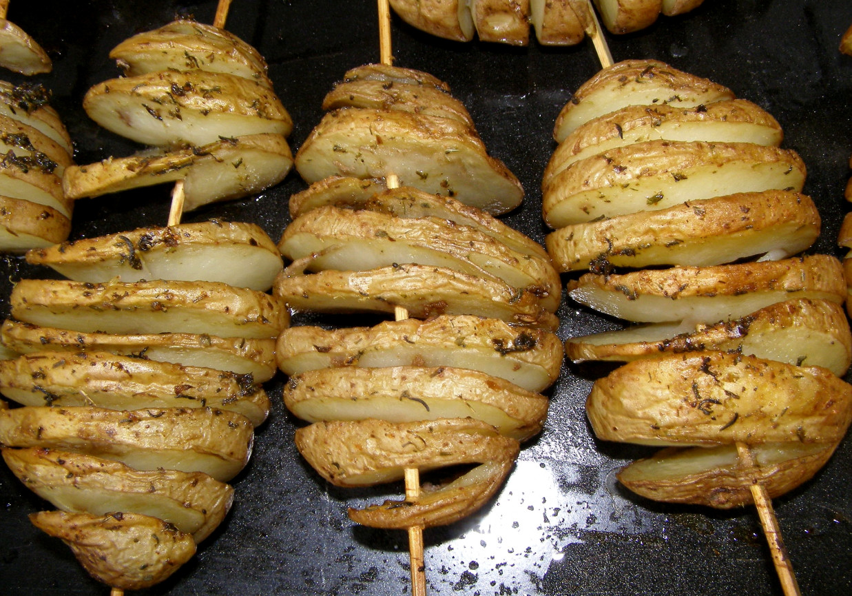 pyszne pieczone ziemniaki spiralki w piekarniku... foto