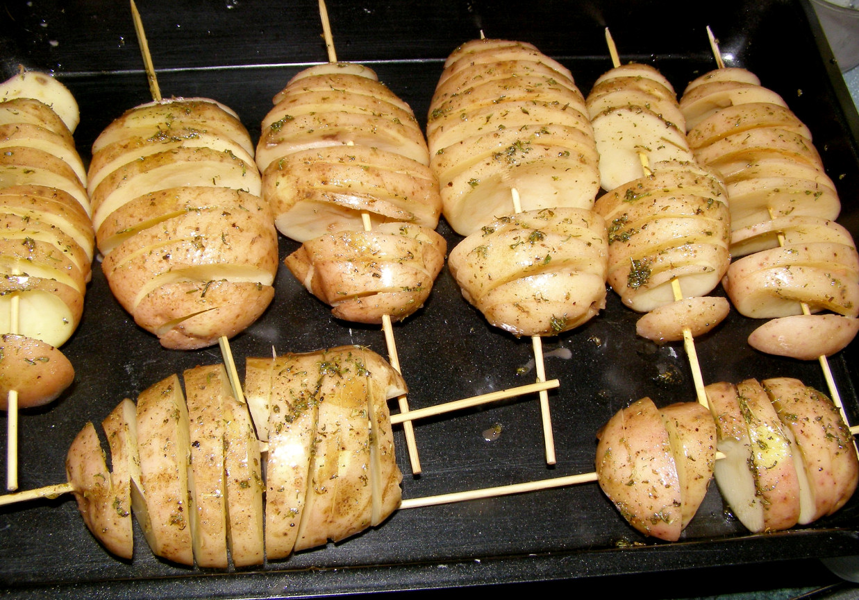 pyszne pieczone ziemniaki spiralki w piekarniku... foto