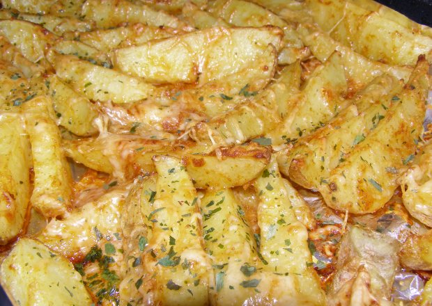 Fotografia przedstawiająca pyszne pieczone ziemniaki w piekarniku