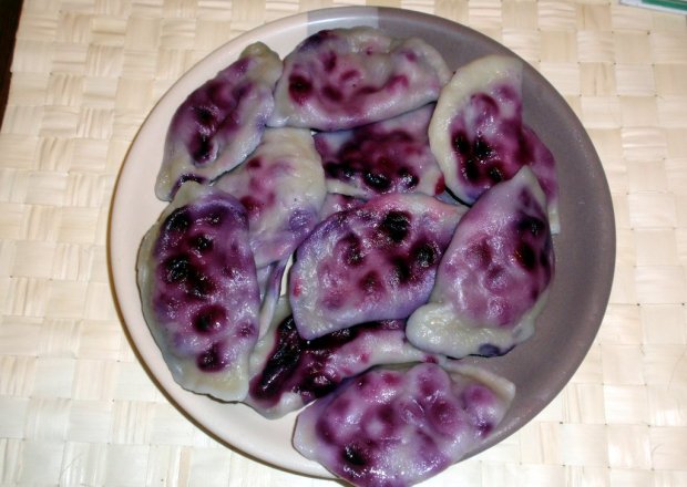 Fotografia przedstawiająca Pyszne pierogi z jagodami