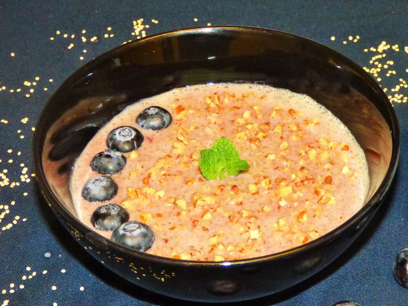 Wegańska zupa mleczna z quinoa, czarnym bzem, borówkami i orzechami pekan - medium
