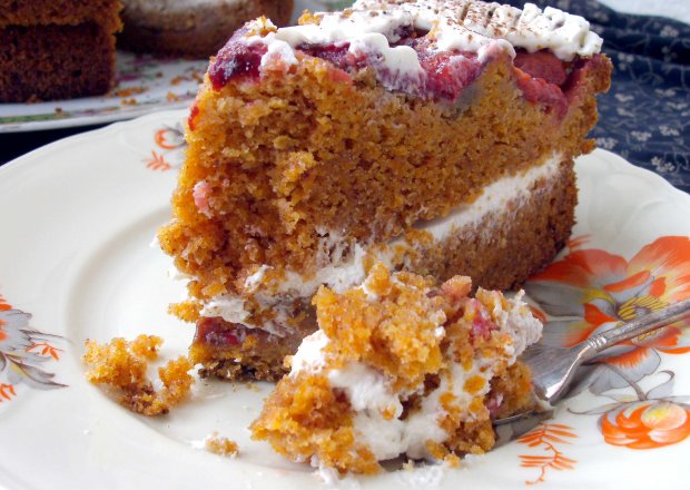Fotografia przedstawiająca pyszne szwajcarkie ciasto marchewkowe z polską śliwką i kremem z serka homogenizowanego...