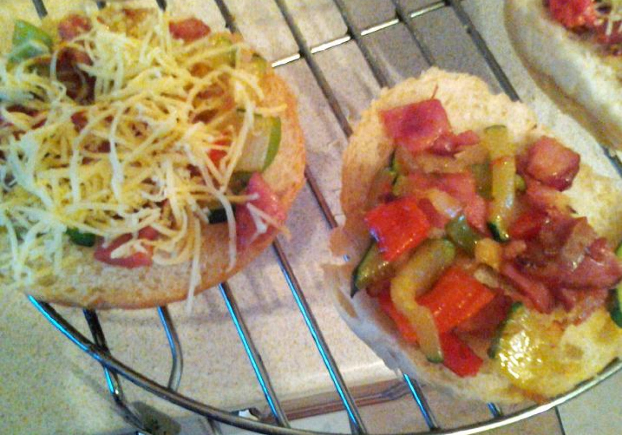 Pyszne tosty z warzywami foto