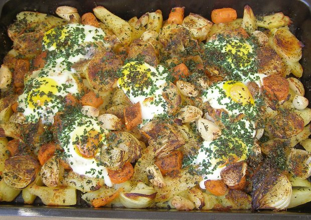 Fotografia przedstawiająca pyszne warzywno- jajeczne danie na obiad z piekarnika...