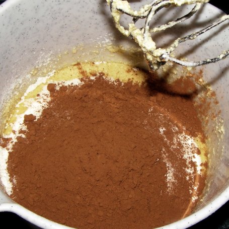 Krok 2 - pyszne,łatwe,smaczne ciasto truskawkowe ze śmietaną galaretkową... foto