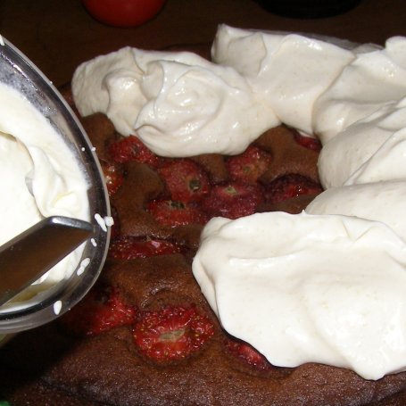 Krok 6 - pyszne,łatwe,smaczne ciasto truskawkowe ze śmietaną galaretkową... foto