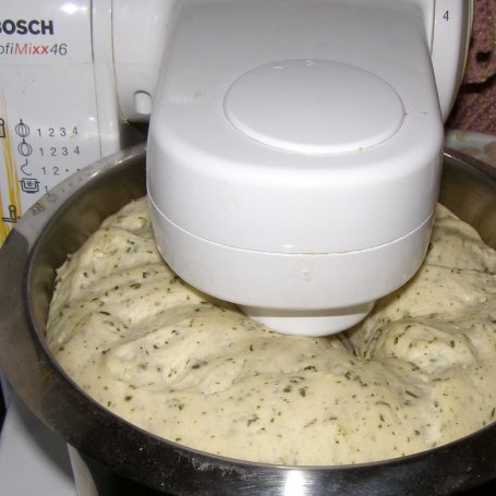 Krok 2 - pysznie chrupiące bułki pszenne z czosnkiem niedźwiedzim... foto