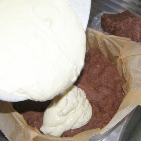 Krok 3 - pysznie puszysty sernik na kakaowym kruchym spodzie... foto