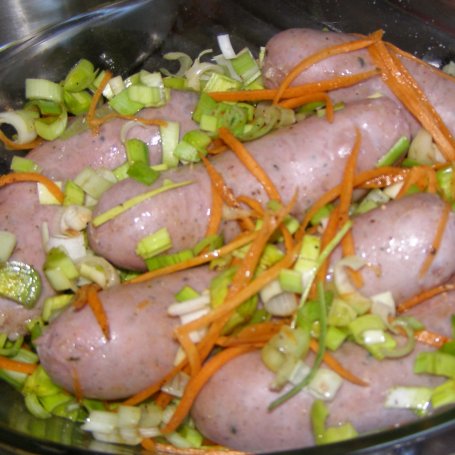 Krok 2 - pysznie upieczona biała kiełbasa w porach z marchewką... foto
