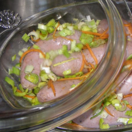 Krok 3 - pysznie upieczona biała kiełbasa w porach z marchewką... foto