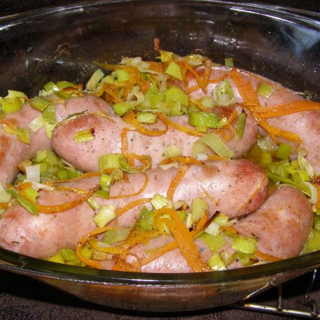 Krok 4 - pysznie upieczona biała kiełbasa w porach z marchewką... foto