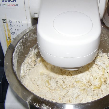 Krok 1 - pysznie zakręcone drożdżowe ciasto z powidłami, morelami, jabłkami, cynamonem... foto