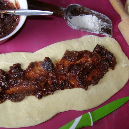 Krok 3 - pysznie zakręcone drożdżowe ciasto z powidłami, morelami, jabłkami, cynamonem... foto