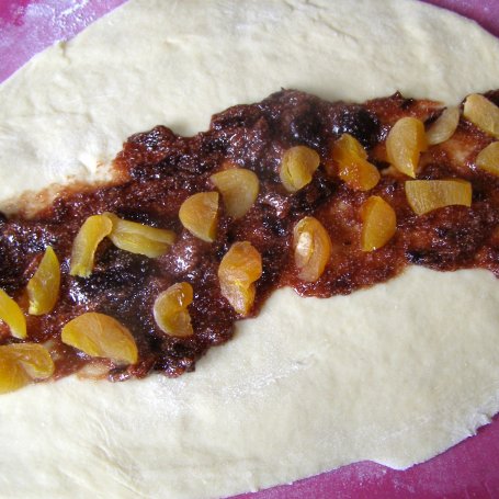 Krok 4 - pysznie zakręcone drożdżowe ciasto z powidłami, morelami, jabłkami, cynamonem... foto