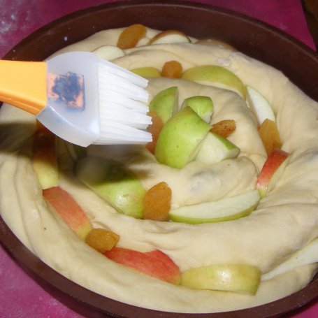 Krok 5 - pysznie zakręcone drożdżowe ciasto z powidłami, morelami, jabłkami, cynamonem... foto