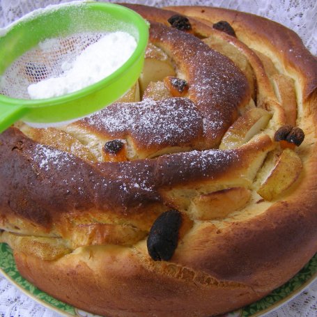 Krok 7 - pysznie zakręcone drożdżowe ciasto z powidłami, morelami, jabłkami, cynamonem... foto
