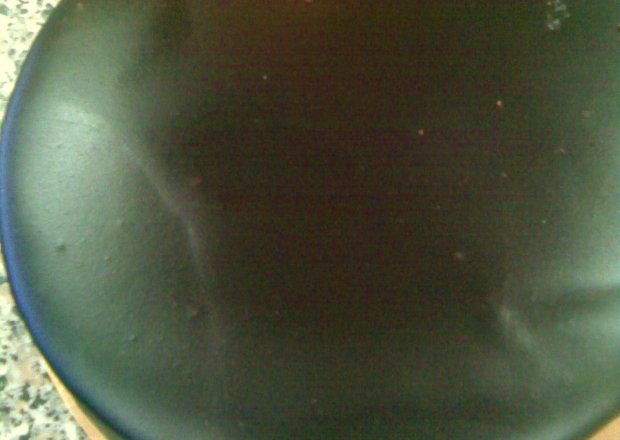 Fotografia przedstawiająca Pyszny biszkopt w dużej ilości czekolady