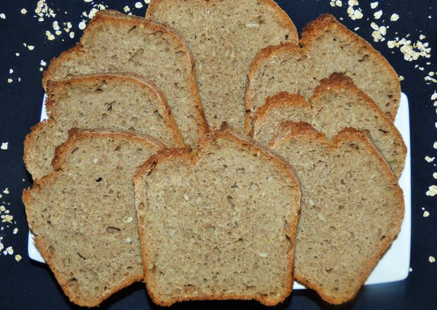 Fotografia przedstawiająca Pyszny chleb pszenno - orkiszowy na drożdżach